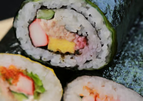 sushi-roll-2-AzGrL4lBj7C31JL2